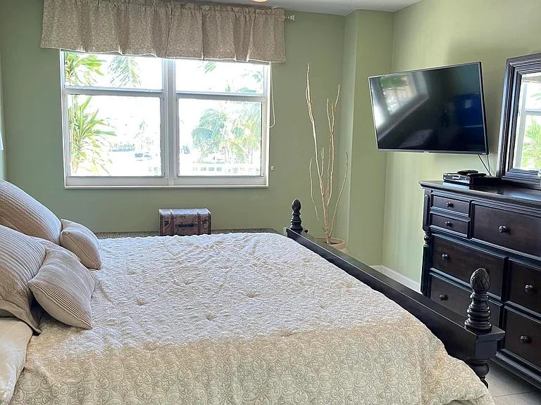 100 NE 6th St #206 — Photo 8