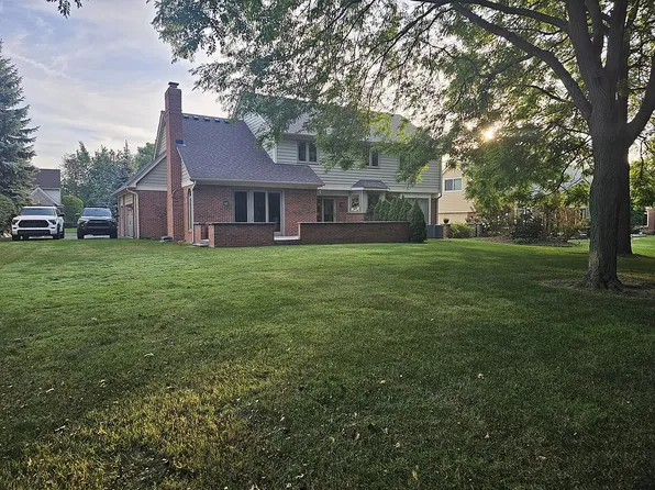 39977 Woodside Dr N, Northville, MI 48168