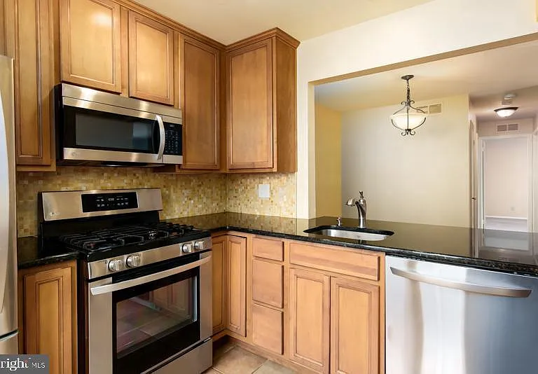 140B Bradford Ct #B — Photo 13