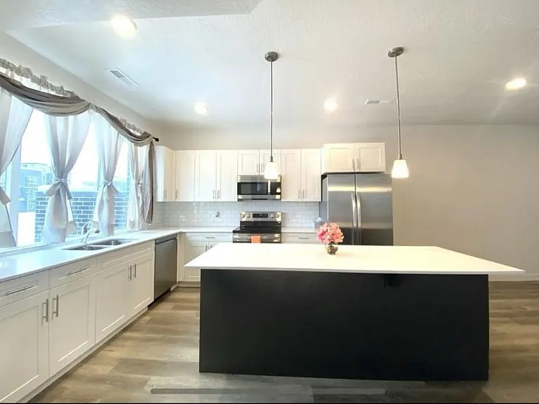 Kitchen with large island