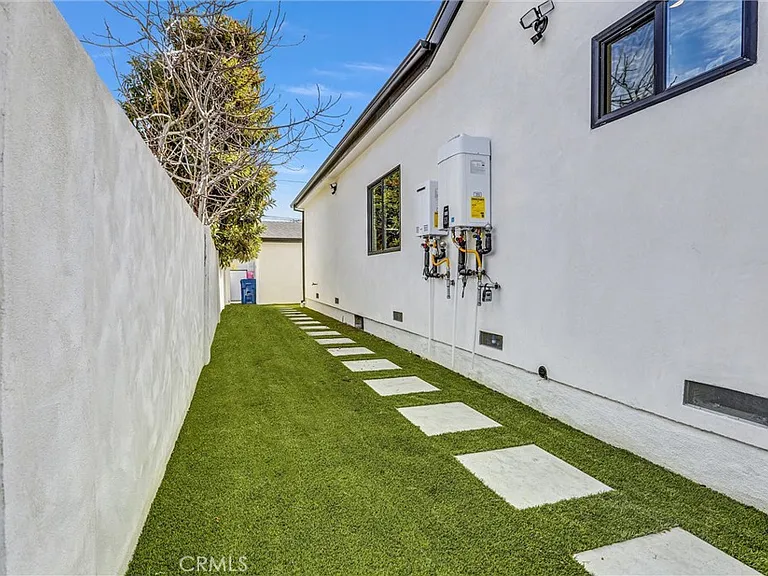 6900 Corbin Ave — Photo 24