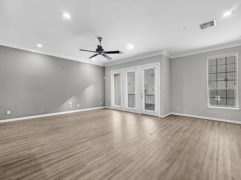 458 N Live Oak St — Photo 8
