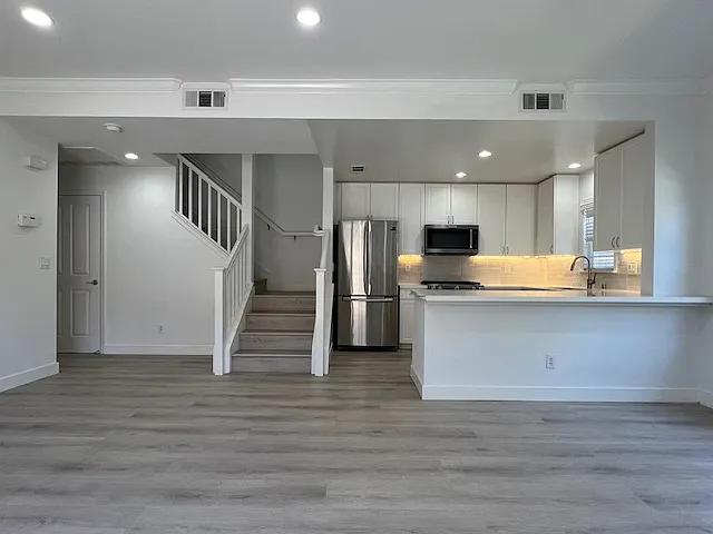 726 Cottage Ct — Photo 3