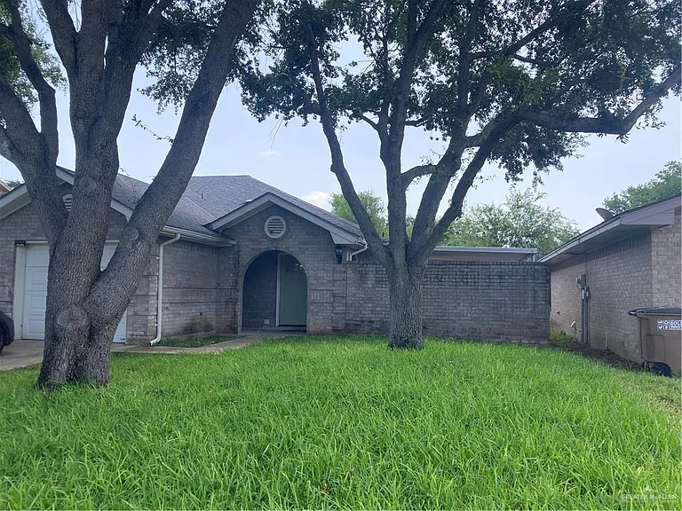 1918 Ash Cir — Photo 5