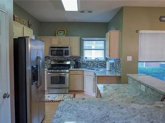 2nd image of 838 Parkview Cir