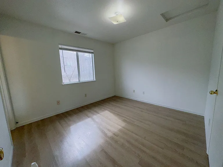 130 Curry Dr — Photo 3