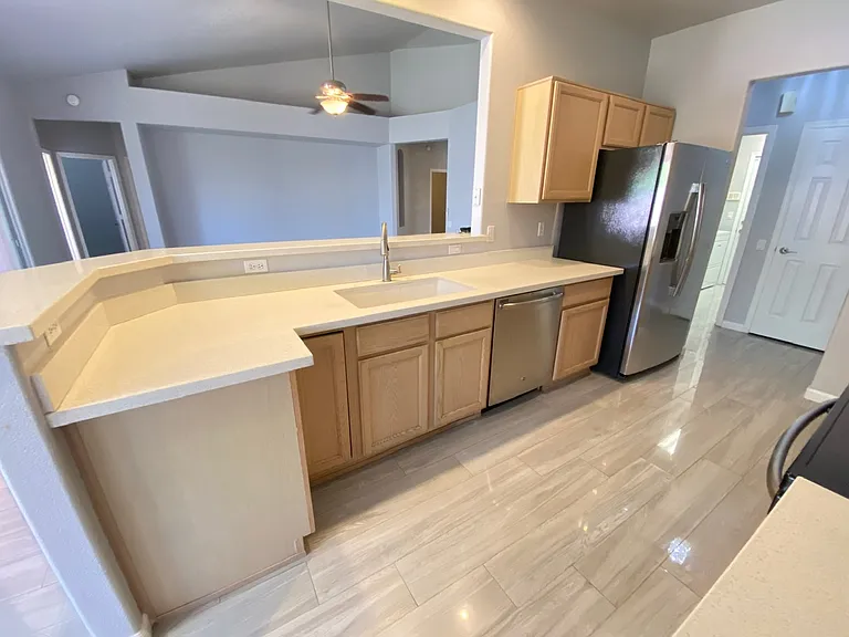 3358 E Wickieup Ln — Photo 15