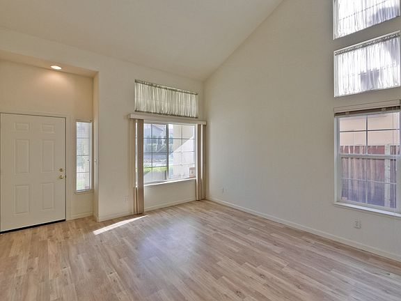5th image of 2373 Flickinger Ave