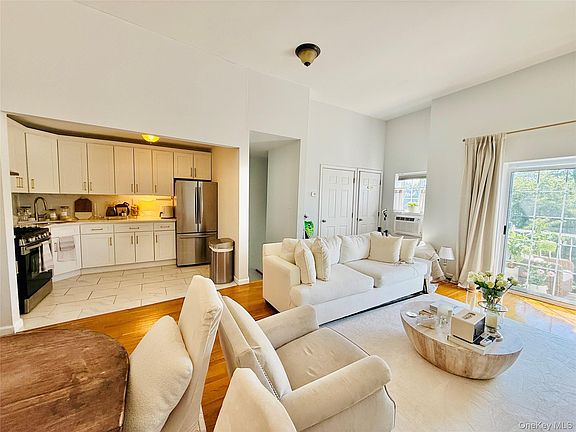 3rd image of 3227 Philip Avenue