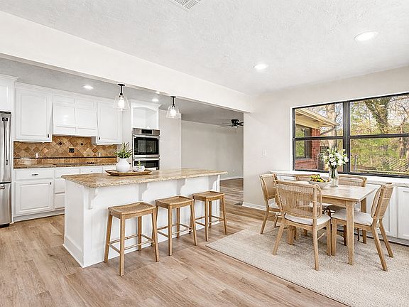 3rd image of 912 W Park Pl