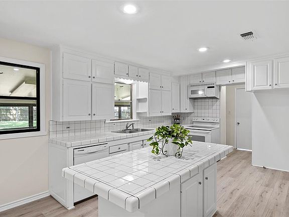 5th image of 421 Kaufman St N