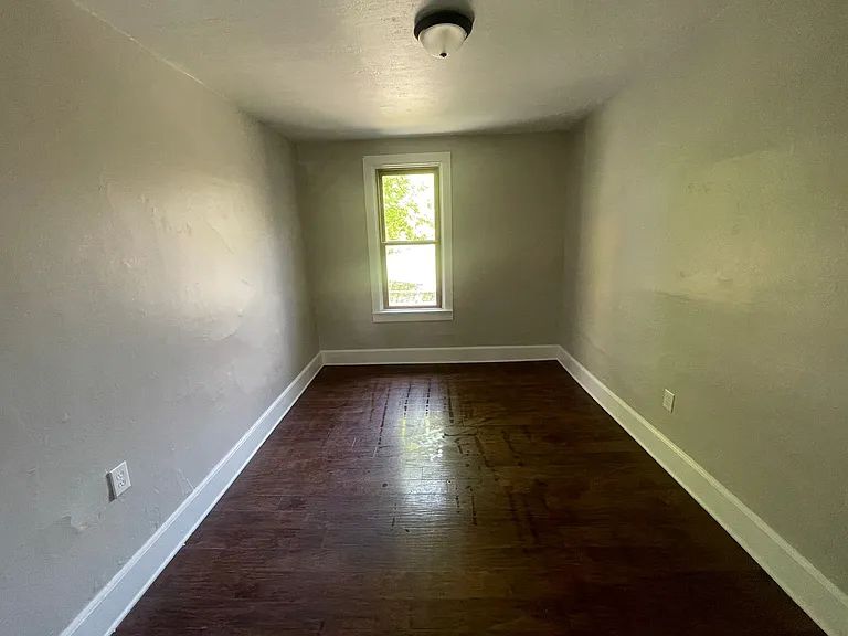 526 Dennis St — Photo 6