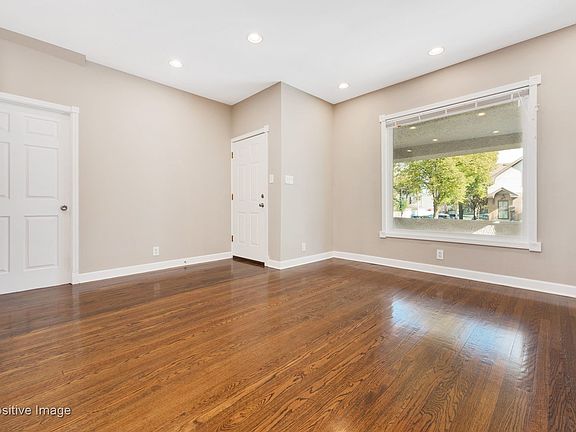3rd image of 1101 Elgin Ave