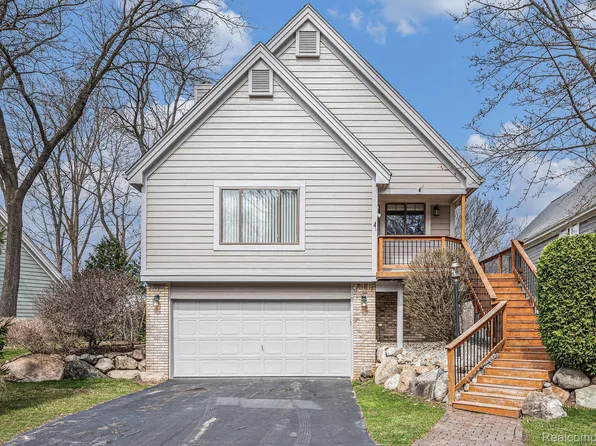 5589 Northcrest Village Dr, Clarkston, MI 48346