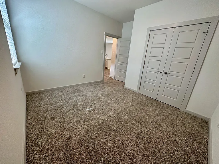 325 Wilshire Rd — Photo 24