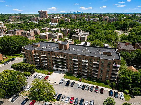 4th image of 1376 Midland Avenue #605