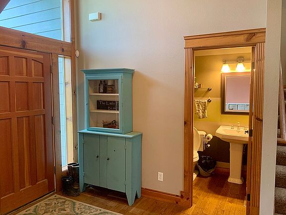 Entryway w/Powder Bath