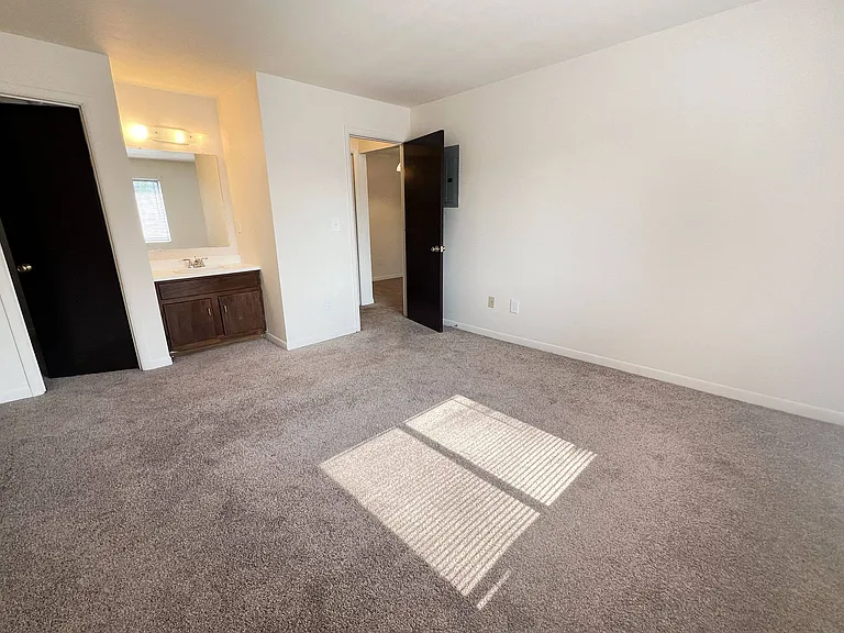 Four Worlds Apartments — Photo 52