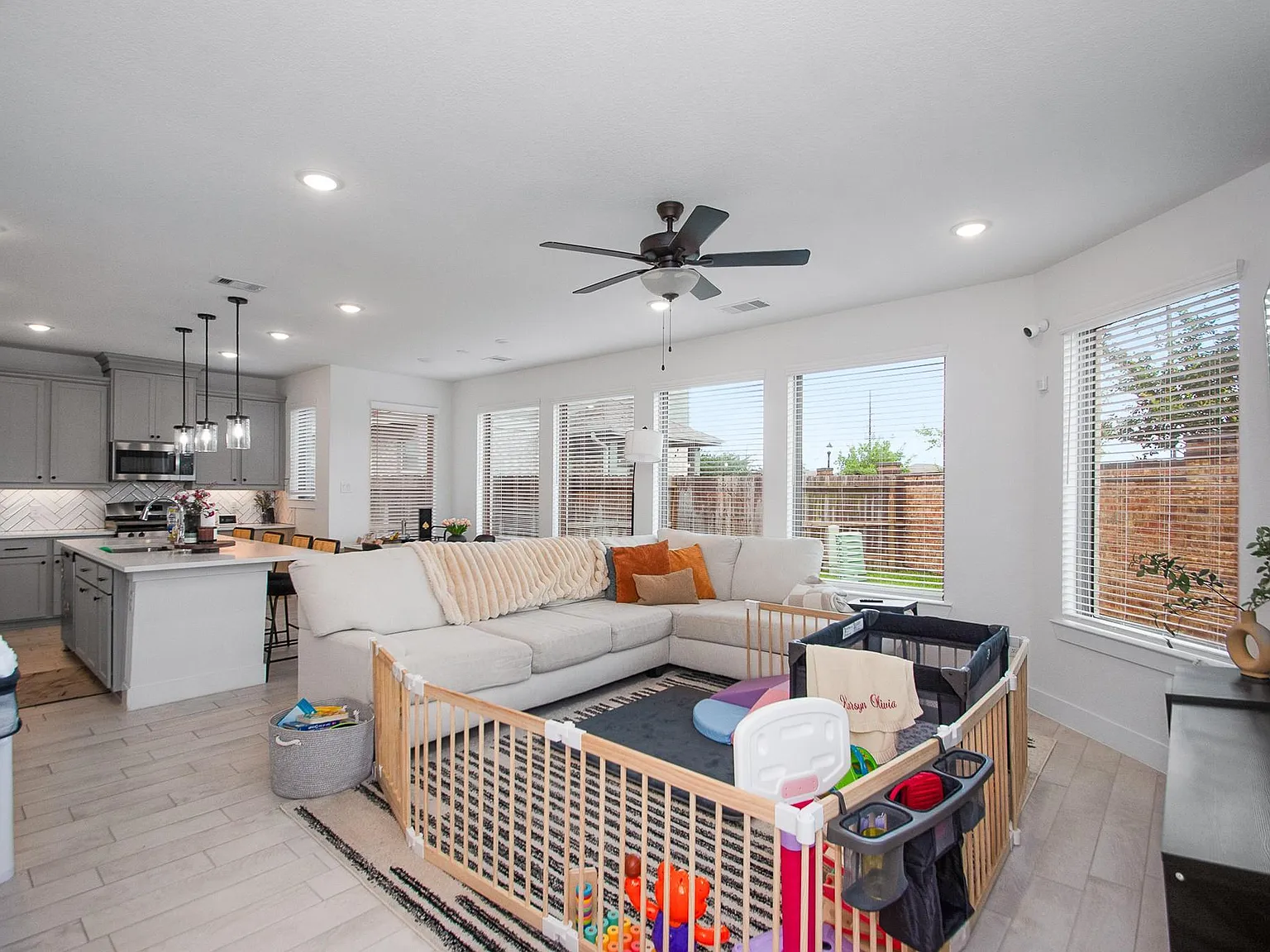 3 bed, 2.5 bath, 2025 sqft, $2,600 — Photo 4