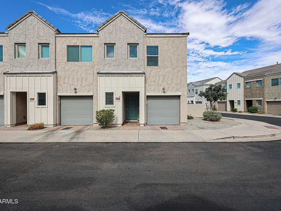 2236 W Laurie Ln