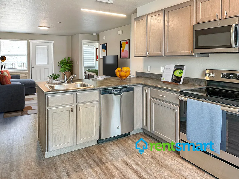 2 bed, 1.0 bath, $1,650 — Photo 2
