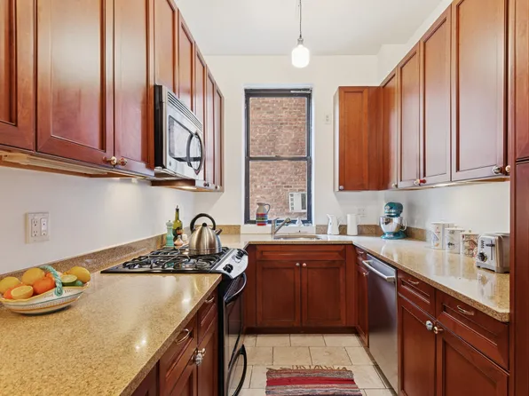 158-18 Riverside Drive West image 5 of 20