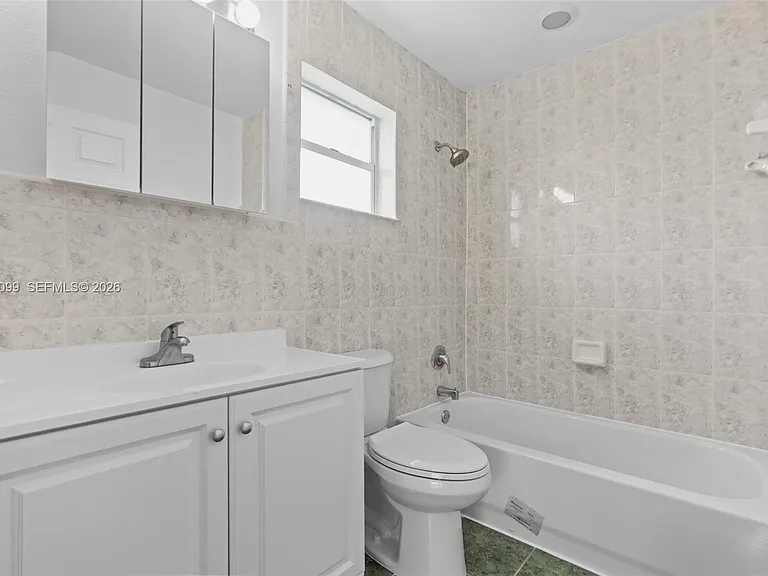 841 NW 10th St — Photo 12