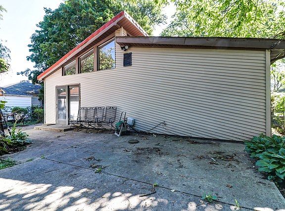 West side of the house...a great area for entertaining!