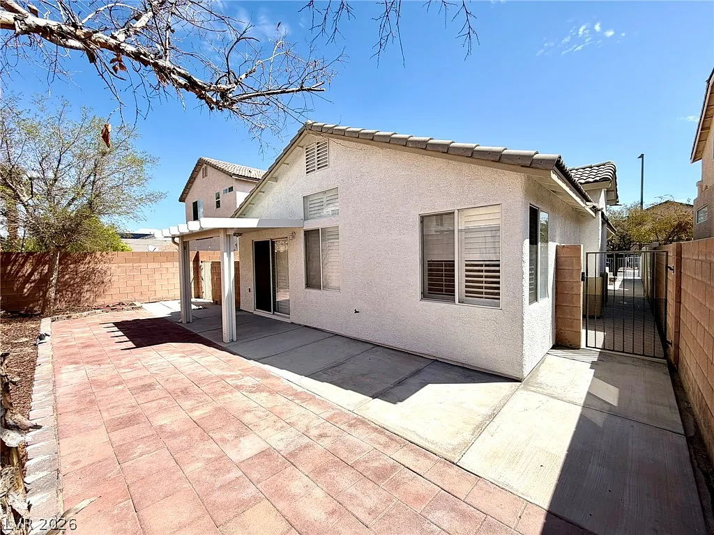3 bed, 2.0 bath, 1182 sqft, $2,000 — Photo 3