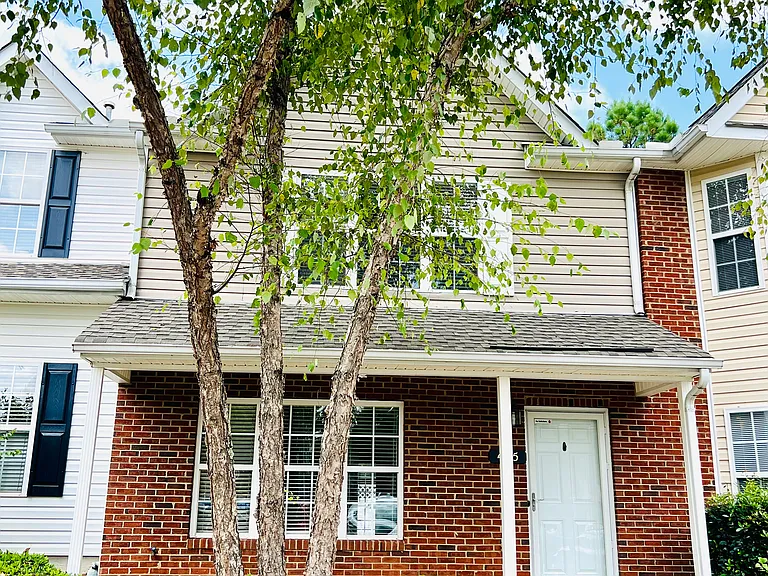 405 Gelderland Dr — Photo 1