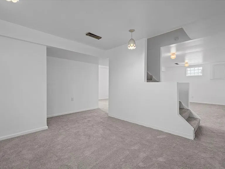 1303 Cloverdale St — Photo 30