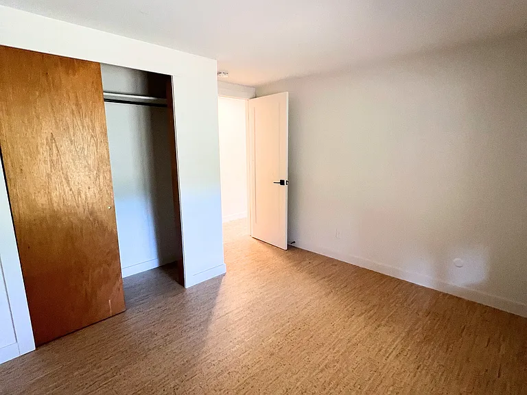 198 Kelly Rd E — Photo 19