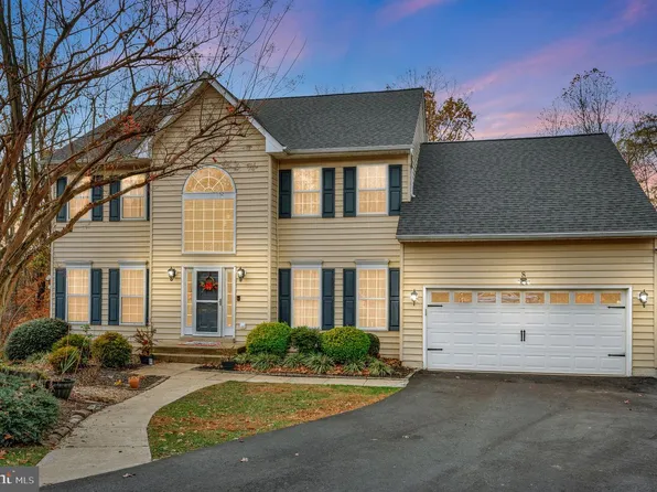 8 Oak Crest Ct, Fredericksburg, VA 22405