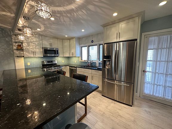 5th image of 80 Island Pkwy #1