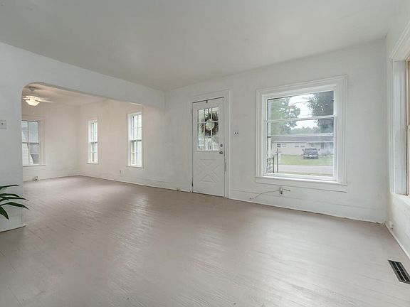 3rd image of 623 E Saint Joseph St
