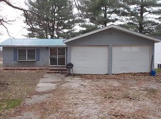 20 Oliver Dr, Pana, IL 62557