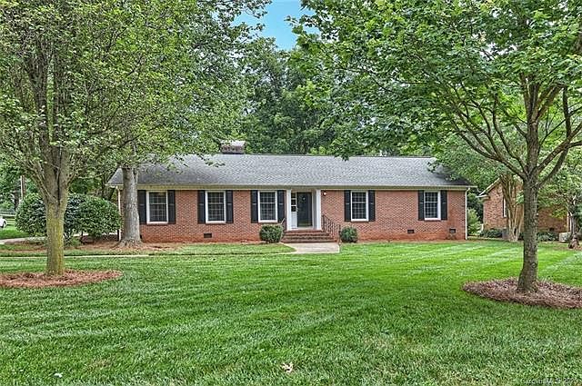 1st image of 300 Wingrave Dr