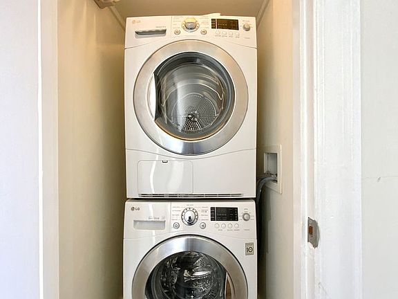 5th image of 3210 Gough St #201