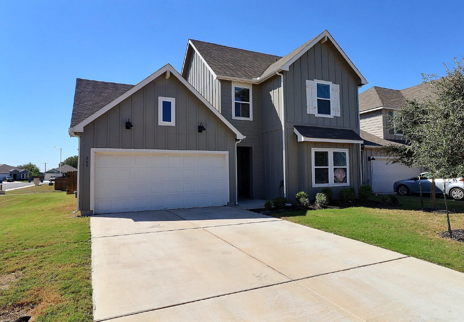 4 bed, 3.0 bath, 2262 sqft, $3,000 — Photo 2