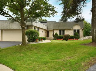5132 Woodlands Ln, Bloomfield Hills, MI 48302