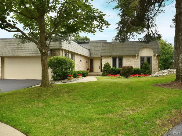 5132 Woodlands Ln, Bloomfield Hills, MI 48302