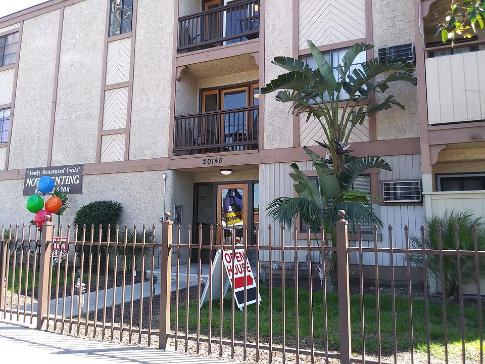 Front of Roscoe Apts.