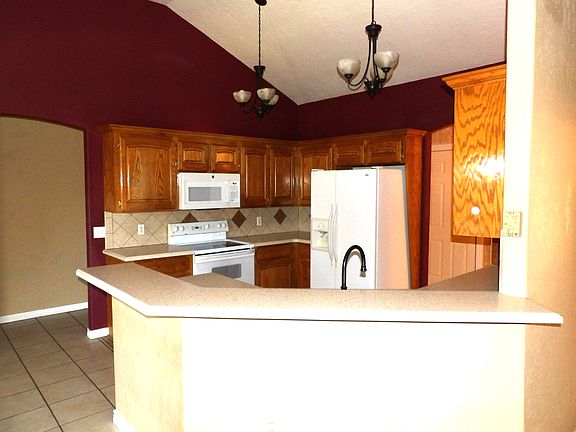 3rd image of 405 SE Lancelot Ln