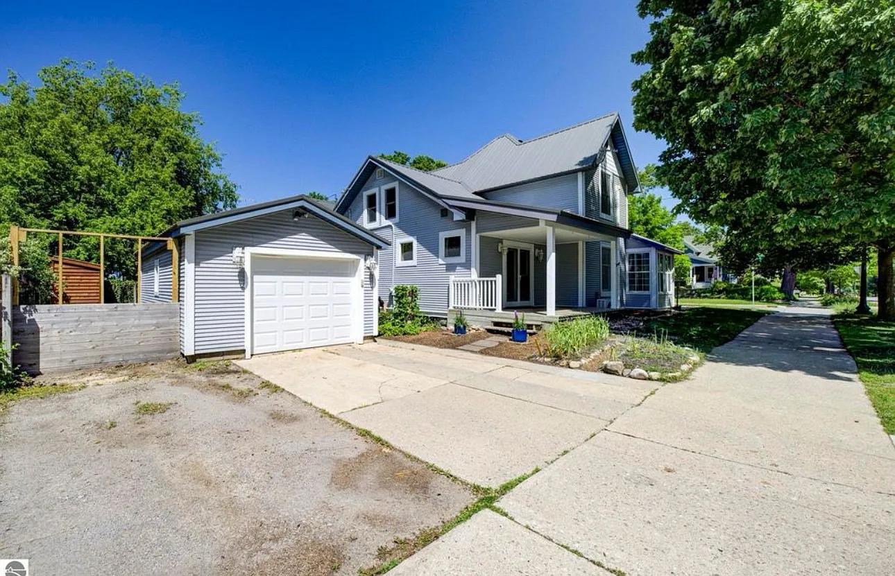 546 Webster St — Photo 4