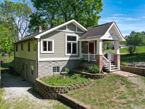 8465 Valley View Dr, Martinsville, IN 46151