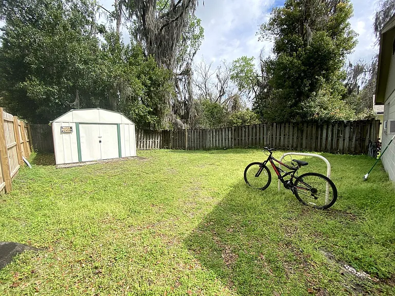 908 SW 6th Ave — Photo 18