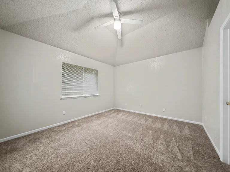 1702 Clairidge Ave — Photo 32