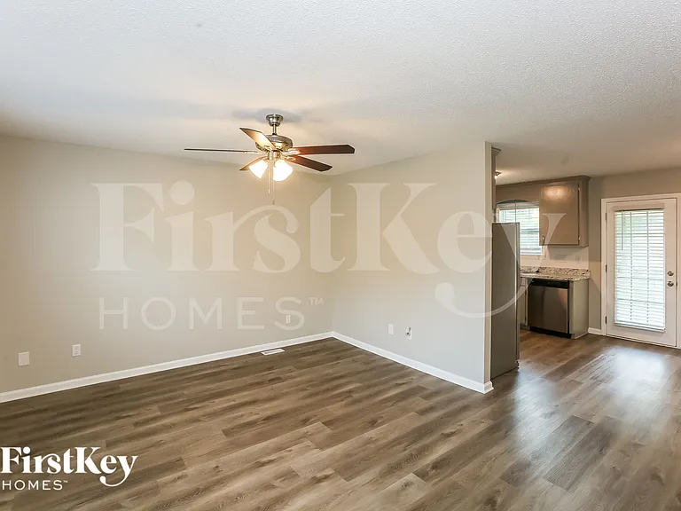 414 Chrysler St — Photo 5