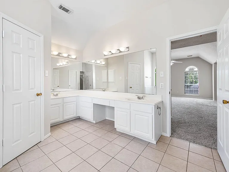 7902 Feather Springs Dr — Photo 37