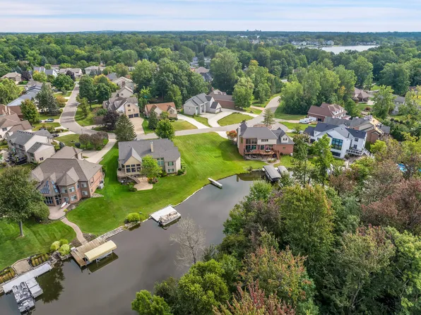 1134 Forest Bay Dr, Waterford, MI 48328